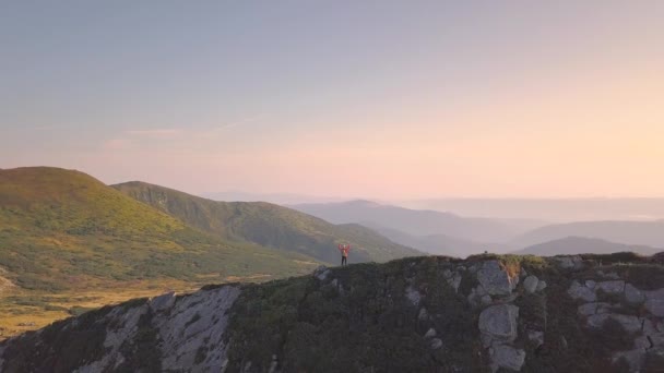Туристичний Турист Рюкзаком Стоїть Піднятими Руками Гірській Стежці Карпатах Подорож — стокове відео