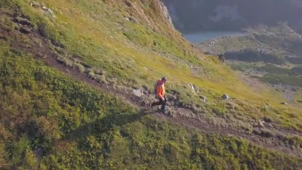 Turista Batohem Běžícím Horské Stezce Karpatech Muž Turistický Jogging Skalnatém — Stock video