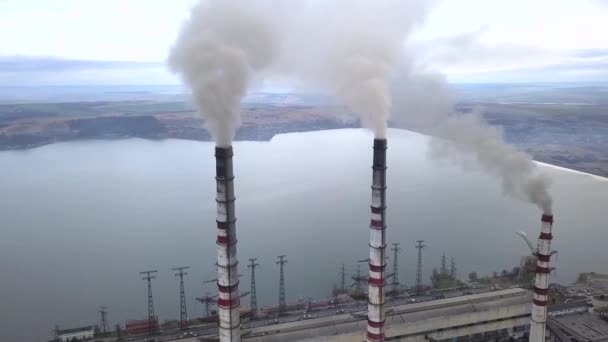 Kömür Santralinden Gelen Gri Dumanlı Yüksek Baca Borularının Havadan Görüntüsü — Stok video