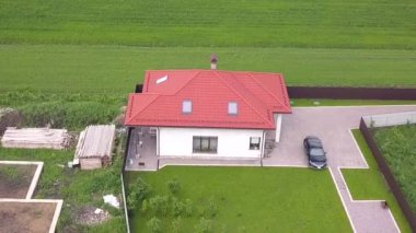 Etrafı çitlerle çevrili özel bir evin havadan görüntüsü..