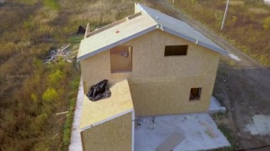 Yeni ve modern modüler evin inşaatı. İçinde köpük yalıtım malzemesi olan kompozit ahşap panellerden yapılmış duvarlar. Yeni enerji tasarruflu ev kavramı oluşturuluyor.
