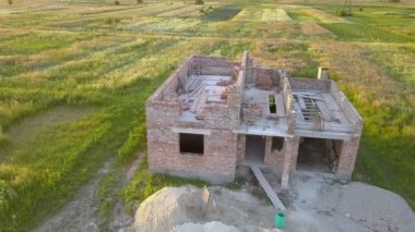 Havadan görünüm od yeni tuğla bitmemiş ev yapım aşamasında.