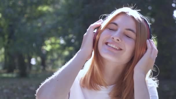 Linda Adolescente Con Pelo Rojo Escuchando Música Los Auriculares Aire — Vídeos de Stock