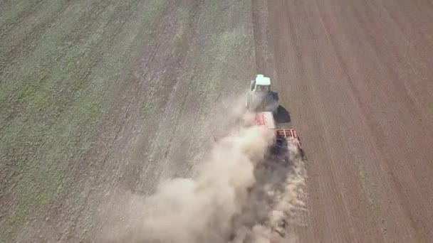 Pohled Shora Dolů Zelený Traktor Obdělávající Půdu Zasévající Suché Pole — Stock video