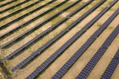 Güneş enerjisi santralinin havadan görünümü. Üretmek için elektrik panelleri 