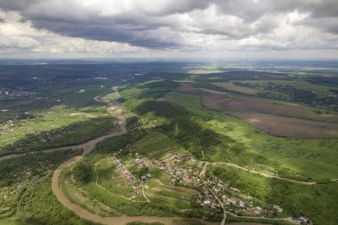 Bina ve kıvrımlı sıraları ile kasaba veya köyün havadan görünümü 