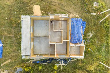 Yeni ve modern modüler ev inşaatı. Co yapılan duvarlar