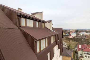 Tavan pencereli metal levhalardan yapılmış bir evin çatısı.