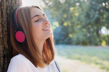 Büyük pi müzik dinlekırmızı saçlı genç kız Portresi