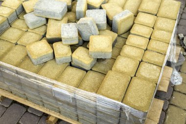 Bir avluya taş döşeme levhalarının montajı.