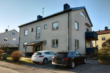 Araba ikamet sakin kırsal alanda caddenin bir tarafında park