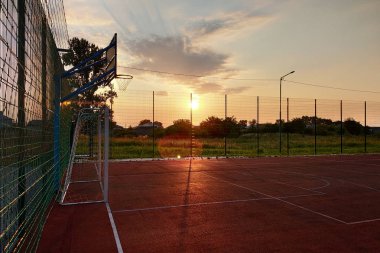 Açık hava mini futbol ve basketbol sahası ile top kapısı ve b