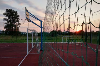 Açık hava mini futbol ve basketbol sahası ile top kapısı ve b