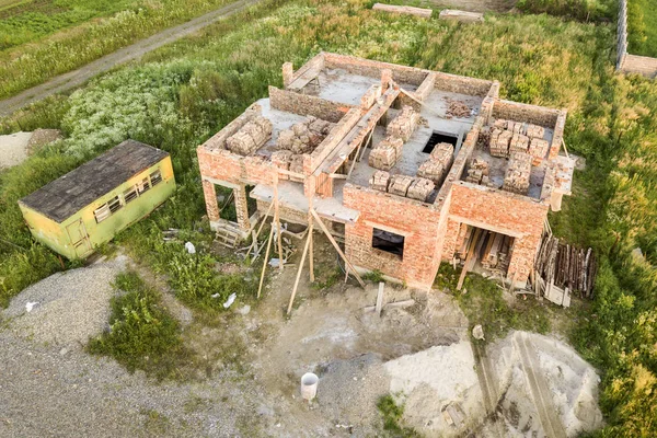 Vista aérea do local de construção para casa futura, porão de tijolo fl — Fotografia de Stock