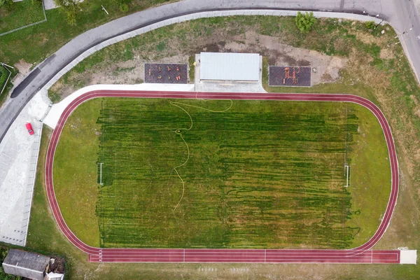 Yeşil kaplı bir stadyumdaki futbol sahasının havadan görünüşü. — Stok fotoğraf