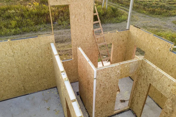 새롭고 현대적인 모듈 형 주택의 건설. 공동으로 만든 벽 — 스톡 사진