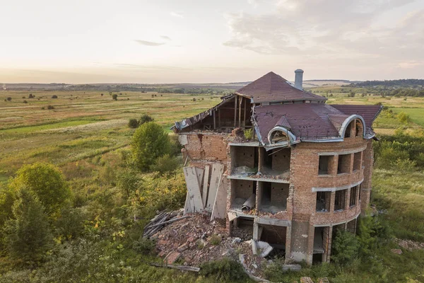 Old ruined building after earthquake. A collapsed brick house . — Stock Photo, Image