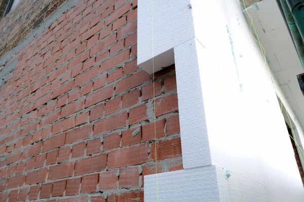 Detalle de cerca de la pared de la casa de ladrillo con aislamiento rígido de espuma de poliestireno —  Fotos de Stock