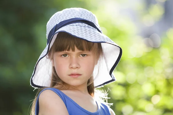 Close-up portret van ernstige kleine meisje in een grote hoed. Kind hav — Stockfoto