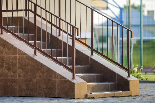 Escaleras de hormigón cubiertas con baldosas cerámicas con barandillas metálicas o —  Fotos de Stock