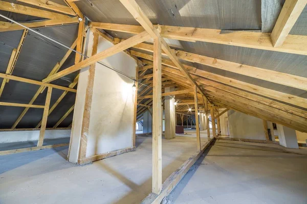 Grenier d'un bâtiment avec poutres en bois d'une structure de toit . — Photo