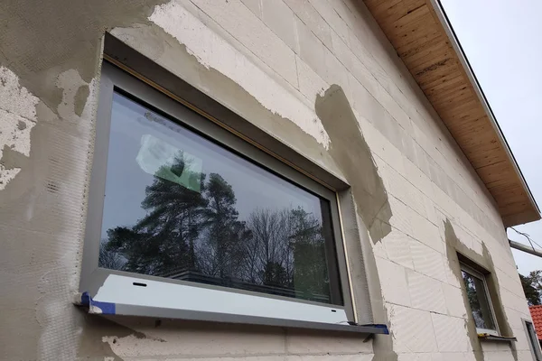 Facciata di edificio in blocchi bianchi con grandi finestre sotto — Foto Stock