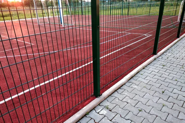 Nahaufnahme der weißen Markierungslinien des Außenbasketballfeldes fenc — Stockfoto