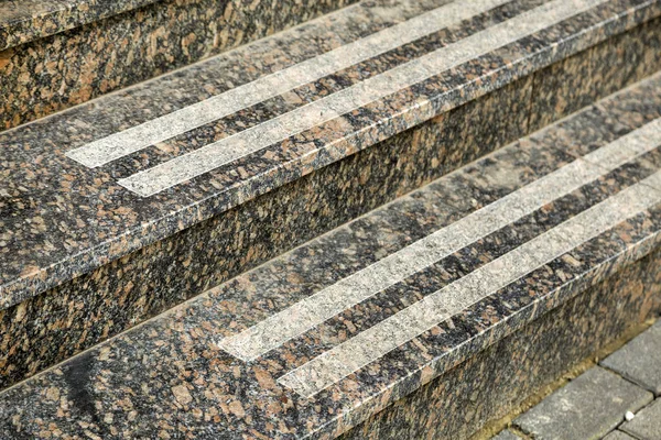 Detalle de una fachada de casa. Nuevas escaleras de granito . —  Fotos de Stock