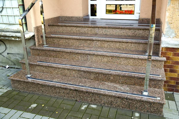 Détail d'une façade de maison. Nouveaux escaliers en granit avec balustrades métalliques — Photo