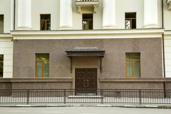 Parte di una facciata di un edificio con la superficie della parete di granito. Natu — Foto Stock