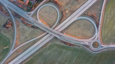 Hareket halindeki trafik arabalarıyla otoyol kesişiminin yukarıdan aşağı hava görüntüsü. 