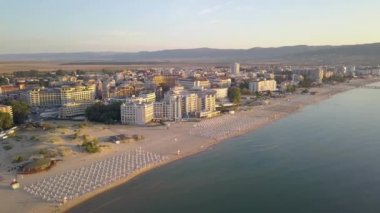 Karadeniz kıyısındaki Sunny Beach şehrinin hava manzarası. Birçok otel binası ve turistik altyapısı olan en iyi kumsal manzarası.