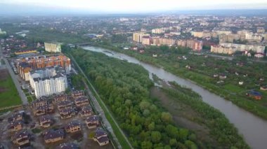Ukrayna 'nın Ivano-Frankivsk şehrindeki bir nehrin havadan görünüşü. Şehir manzarası.