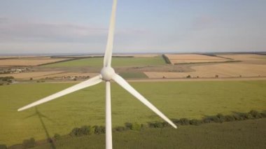 Rüzgar türbini jeneratörlerinin temiz ekolojik elektrik üreten hava görüntüsü.