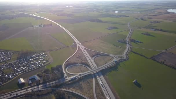 Vista Aérea Arriba Hacia Abajo Intersección Carreteras Con Coches Tráfico — Vídeos de Stock