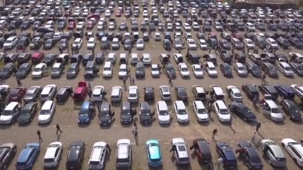 Luftaufnahme Von Vielen Geparkten Autos Und Menschen Kunden Fuß Auf — Stockvideo