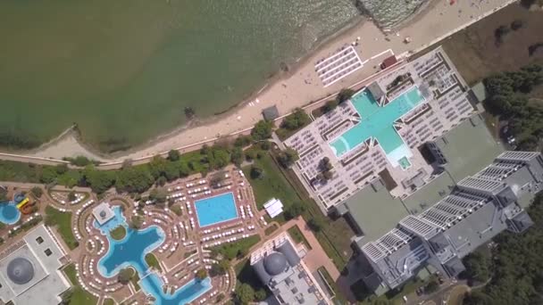 Vista Aérea Cima Para Baixo Hotéis Costa Oceano Com Piscinas — Vídeo de Stock