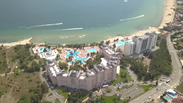 연안에 Sunny Beach 도시의 공중에서 건물과 인프라가 해변의 꼭대기 — 비디오