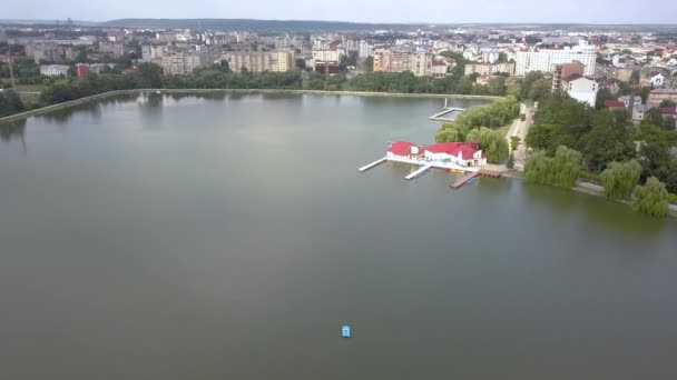 Vista Aérea Del Bote Pedal Con Una Familia Remando Lago — Vídeo de stock