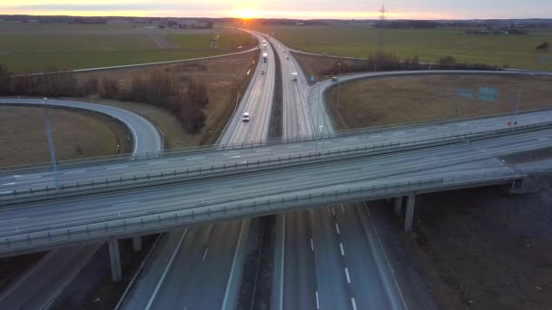 Hareket Halindeki Trafik Arabalarıyla Otoyol Kavşağının Havadan Görüntüsü — Stok video