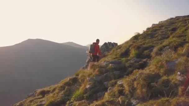 Turist Vandrare Med Ryggsäck Orange Jacka Som Går Fjäll Stig — Stockvideo