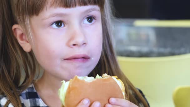 Ładne Dziecko Dziewczyna Jedzenie Fast Food Restauracja — Wideo stockowe