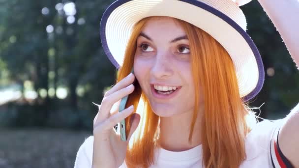 Mooie Tiener Meisje Met Rood Haar Spreken Mobiele Telefoon Buitenshuis — Stockvideo