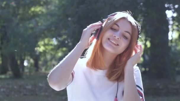 Linda Adolescente Con Pelo Rojo Escuchando Música Los Auriculares Aire — Vídeo de stock