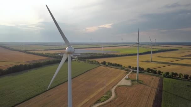 Flygfoto Vindturbingeneratorer Fält Som Producerar Ren Ekologisk — Stockvideo