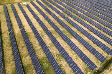 Güneş enerjisi santralinin havadan görünümü. Üretmek için elektrik panelleri 