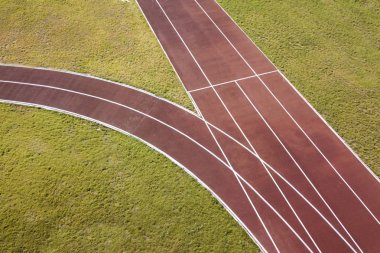 Kırmızı koşu pistleri ve yeşil çim en iyi görünümü. Altyapı