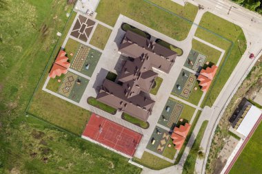 Yeni prescool bina ve alcoves ile avlunun üst havadan görünümü bir