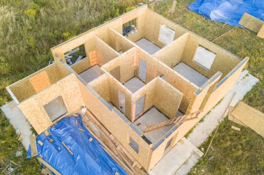 Yeni ve modern modüler ev inşaatı. Co yapılan duvarlar