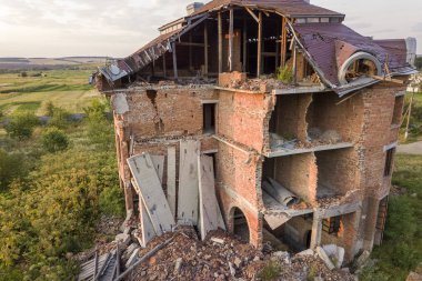Depremden sonra eski yıkık bina. Çökmüş bir tuğla ev .